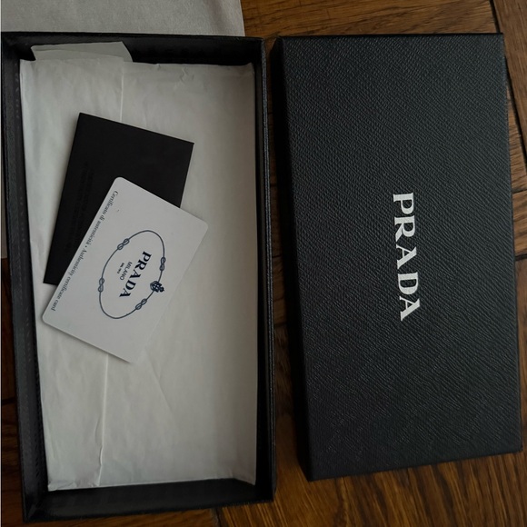 Prada Pink Women's Wallet. Saffiano leather. Good condition. - Picture 5 of 7